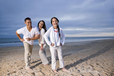 西班牙裔家庭和女儿在海滩上玩