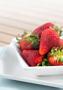 一碗新鲜成熟的草莓