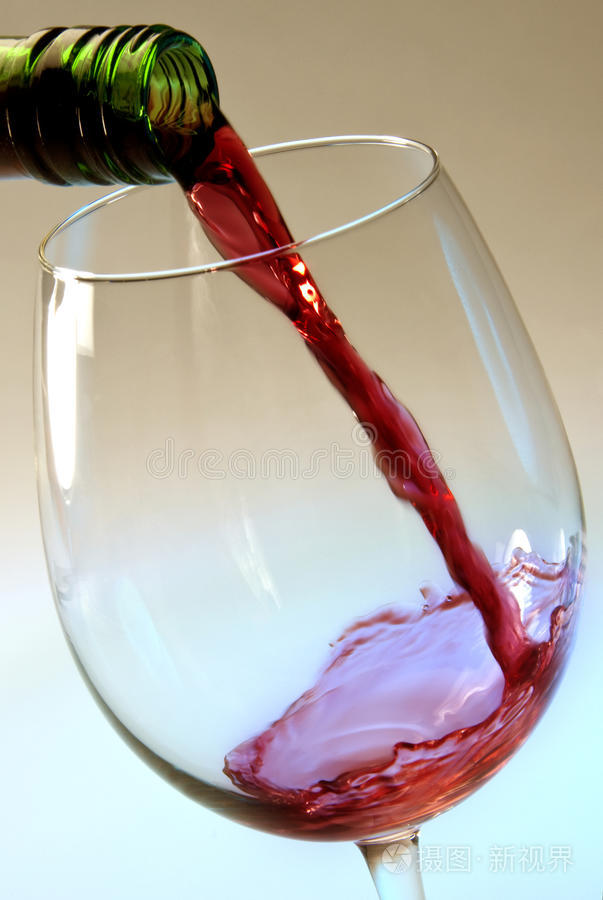 往杯子里倒红酒