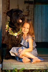阳光下美丽的女孩和她的狗。