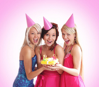三个年轻女孩正在举行生日聚会图片