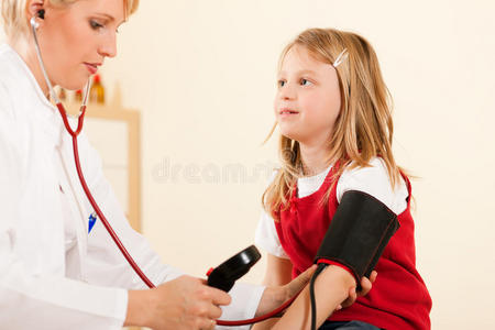 医生测量孩子的血压