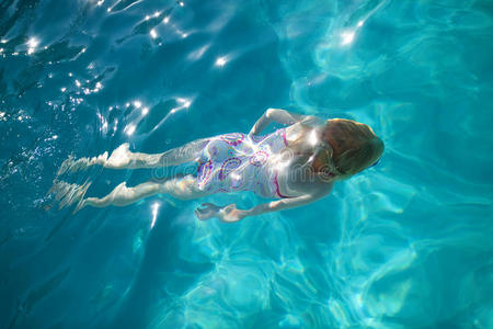 在游泳池里游泳的小女孩