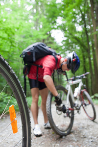 在森林里骑山地车