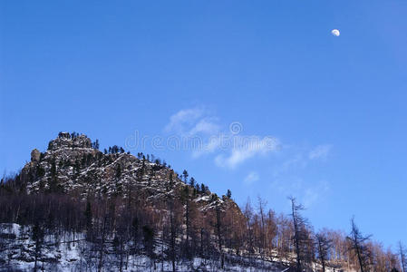 山顶上冬山碧空