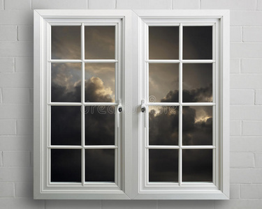 现代白色pvc窗户，可以看到暴风雨的天空