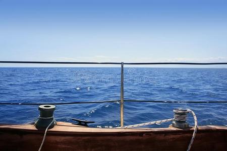 帆船绞盘木板蓝海地平线