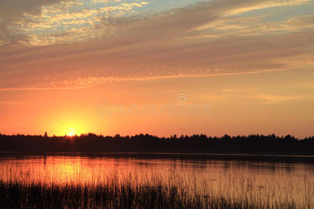 湖面上的夕阳。