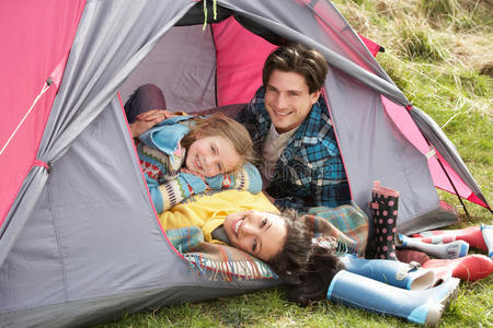露营度假时在帐篷内放松的家人