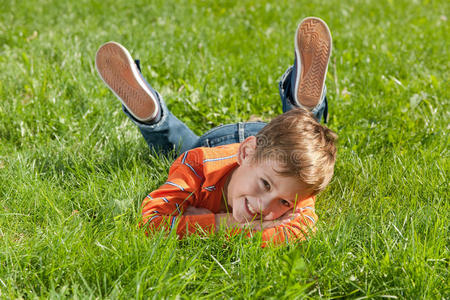 躺在草地上微笑的男孩