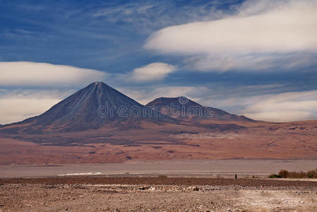 阿塔卡马沙漠里的利坎卡布尔火山和朱利克火山