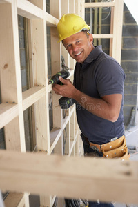 建筑工人建造木框架