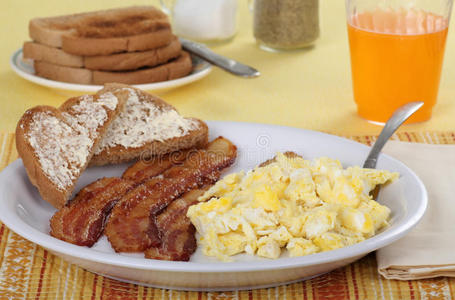培根鸡蛋吐司早餐图片