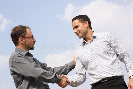 两个年轻的商人握手