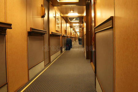 带舱门的游轮走廊图片