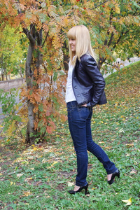 女孩在秋天的公园里