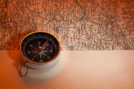 指南针和旧的外国旅游地图图片