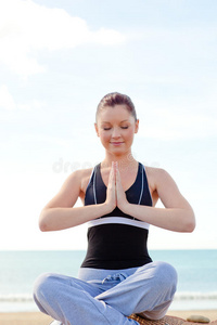 年轻的白种女人坐着练瑜伽