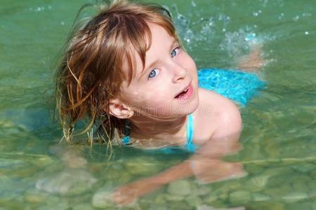 在湖水里游泳的金发女孩图片