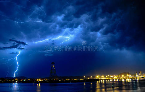 雷声海上雷声照片