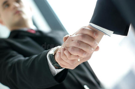 两个商人握手的情景