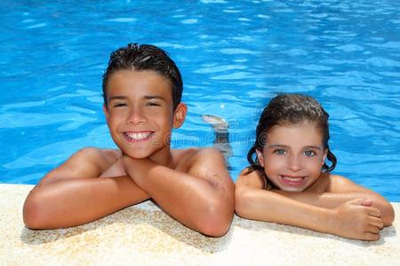 男孩和女孩在游泳池里度暑假