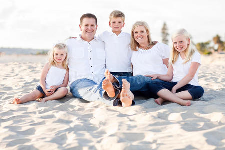 海滩上快乐的白人家庭画像