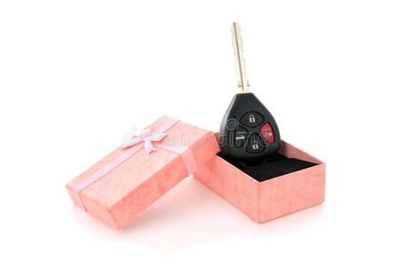 粉色礼盒中的车钥匙