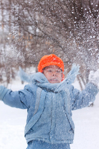 玩雪球的小男孩图片