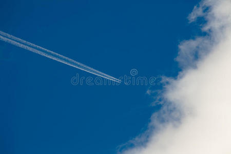 飞机冷凝路径和云