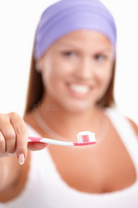 迷人的年轻女子微笑着刷牙