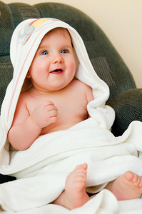 穿着毛巾的婴儿