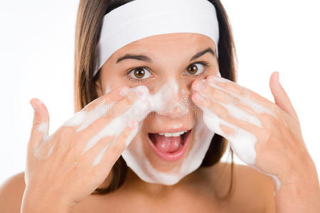 青少年问题护肤女性洗脸