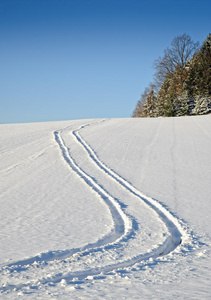 雪地里的轮胎轨道