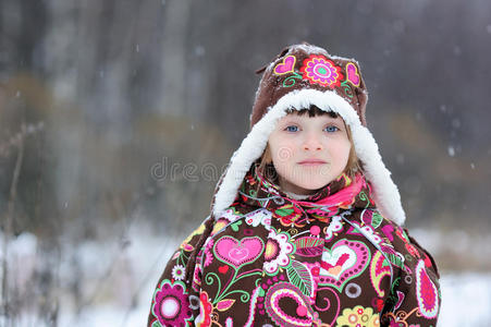 大雪中的小女孩