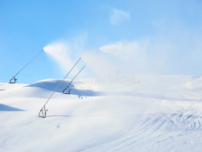 雪地机在下雪