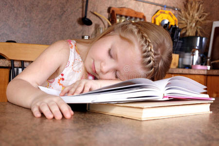 女孩看书睡觉