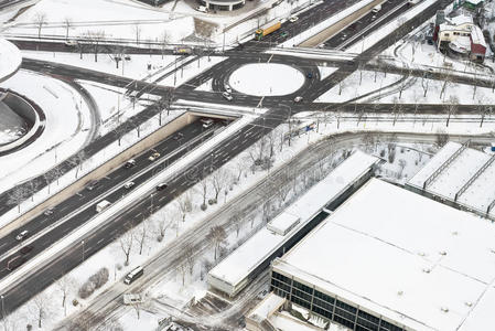 公路积雪鸟瞰图