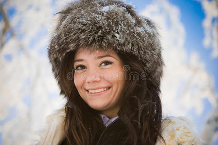 雪糠背景下的女孩画像