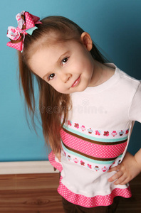 小女孩造型发髻搭配衬衫图片