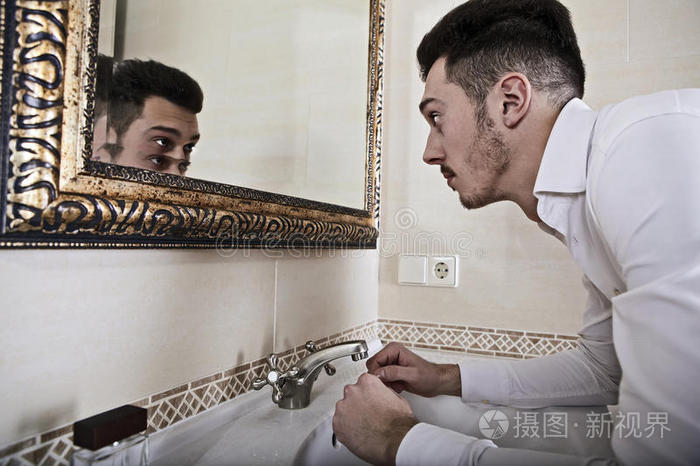 男人照镜子看自己