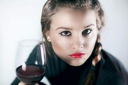 玻璃红酒美女画像图片