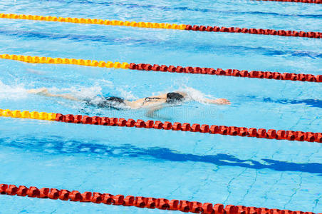 竞争 男人 运动型 护目镜 运动员 泼洒 游泳 游泳运动员