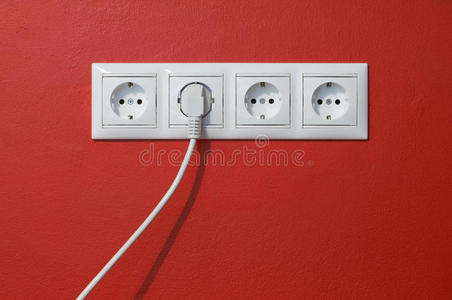 红色电源插座电缆和电气插头
