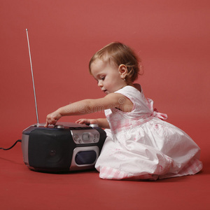 带立体声收音机的婴儿