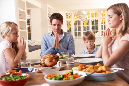 一家人在吃烤肉前祈祷