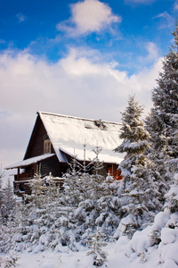 高山小屋。冰雪覆盖的冬季景色。