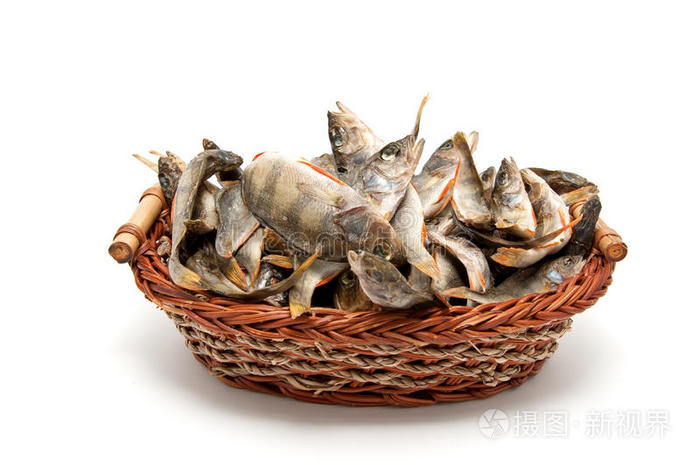 篮子里有很多干鱼