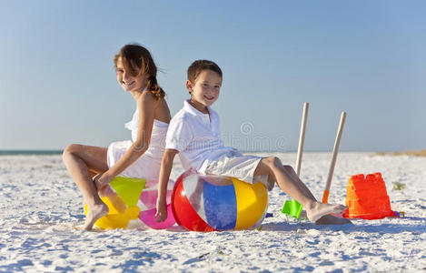 孩子们，男孩女孩，在沙滩上玩耍