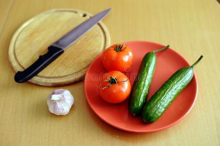 西红柿配黄瓜